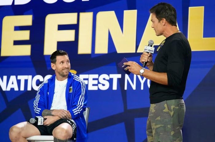 Lionel Messi (trái) trong một cuộc họp báo trước trận Chung kết World Cup 2026 giữa ĐT Tây Ban Nha và ĐT Argentina. Ảnh chụp ngày 17/7. Ảnh: Frank Franklin II/ AP Photo.