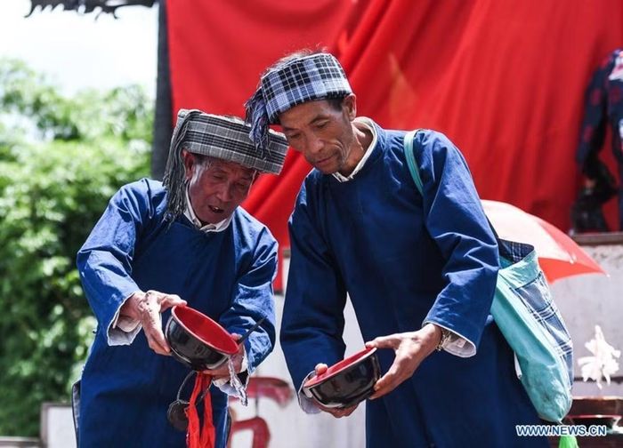 Người dân ở tỉnh Quý Châu (Trung Quốc) tổ chức lễ hội truyền thống vào ngày mùng 6 tháng 6 âm lịch. Ảnh: Tao Liang/ Xinhua.