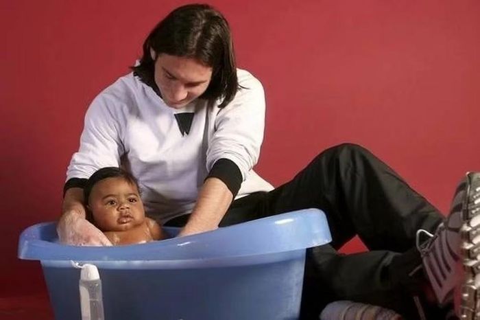 Bức ảnh Messi tắm cho Yamal đã trở thành một trong những bức ảnh "để đời" của nền bóng đá thế giới. (Ảnh: UNICEF)