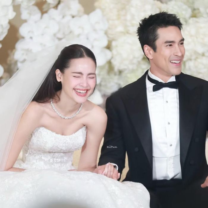 Yaya cưng xỉu cạnh chú rể Nadech bảnh bao.