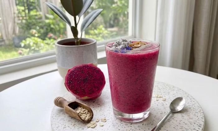 Smoothie yến mạch thanh long. Ảnh: Bảo Châu.