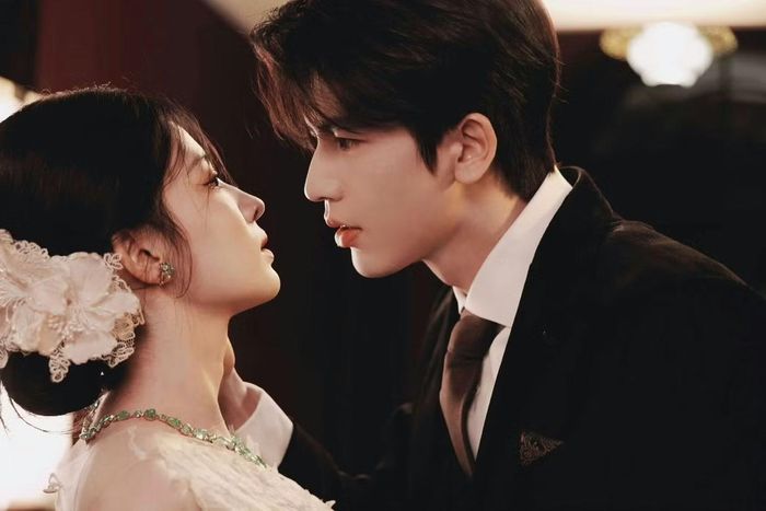 Hai nhân vật chính có mối tình bi thương.