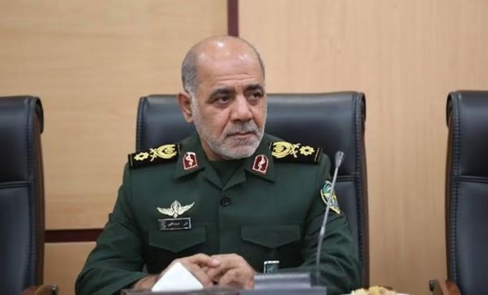 Liên quan đến diễn biến này, Thiếu tướng Ali Abdullahi, chỉ huy Bộ tư lệnh Trung tâm Khatam al-Anbiya của Iran, mô tả Mỹ là "kẻ thù lớn nhất".