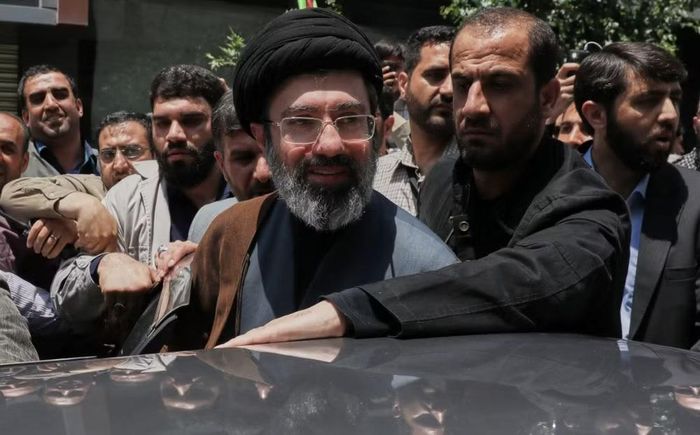 Lãnh tụ Tối cao Iran cho rằng việc Mỹ liên tục vi phạm bản ghi nhớ được ký giữa tổng thống hai nước, đúng vào thời điểm diễn ra "cuộc biểu dương sức mạnh của người dân", đã chứng minh chữ ký của Tổng thống Mỹ "hoàn toàn vô giá trị và không đáng tin cậy".