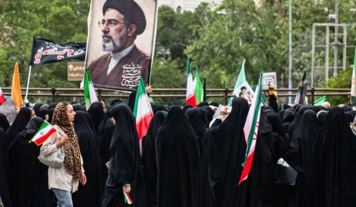 Trong thông điệp, ông Mojtaba Khamenei chỉ trích Mỹ tiến hành các cuộc không kích đúng thời điểm Iran tổ chức lễ tang cho cha mình là cố Lãnh tụ Tối cao Ali Khamenei. Ông Ali Khamenei đã thiệt mạng trong một cuộc tập kích của Mỹ và Israel vào những ngày đầu của cuộc xung đột.