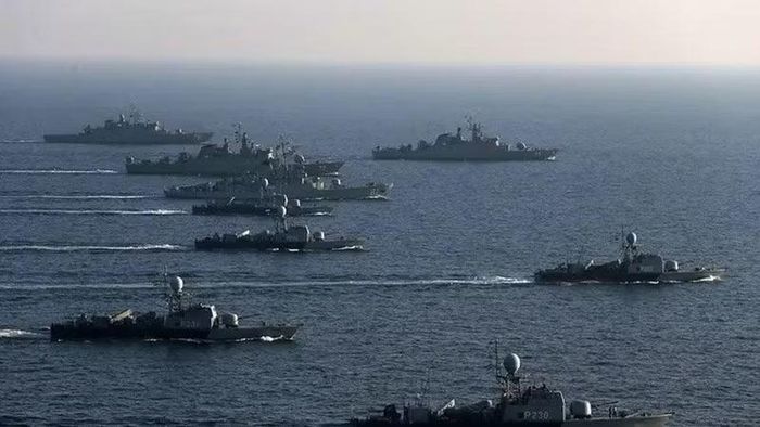 Ngoài ra sau khi lễ tang của Đại giáo chủ Ali Khamenei kết thúc, ghi nhận sự tham dự của hàng triệu người, điều này đã thuyết phục giới lãnh đạo Iran rằng người dân sẽ ủng hộ lập trường cứng rắn về eo biển.