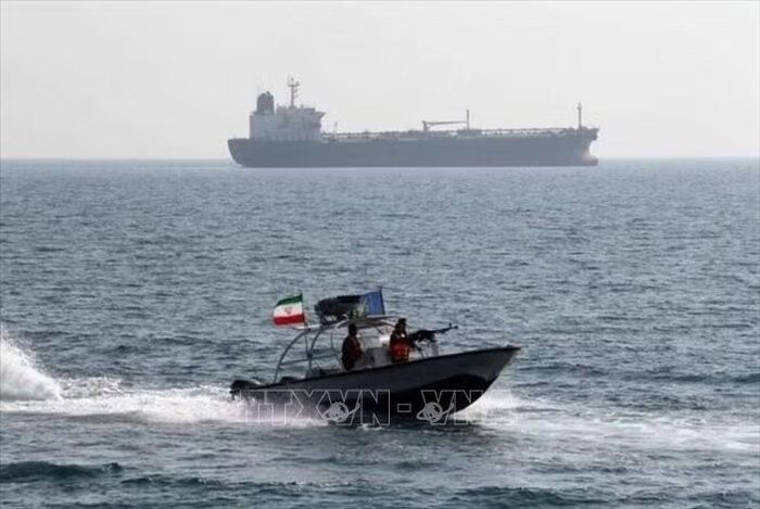 Tehran nhận ra chỉ có một đòn bẩy ảnh hưởng và không thể từ bỏ đó là quyền kiểm soát eo biển Hormuz. Mất quyền kiểm soát tuyến đường này sẽ tước đi mọi lợi thế của Iran trong các cuộc đàm phán tương lai.