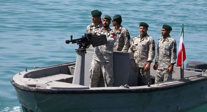 "Iran đang chiến đấu để tồn tại. Họ đang dựa vào sự sẵn sàng chịu đựng nhiều đau khổ hơn để giành lợi thế trên bàn đàm phán trong tương lai", tờ k-politika của Nga kết luận.