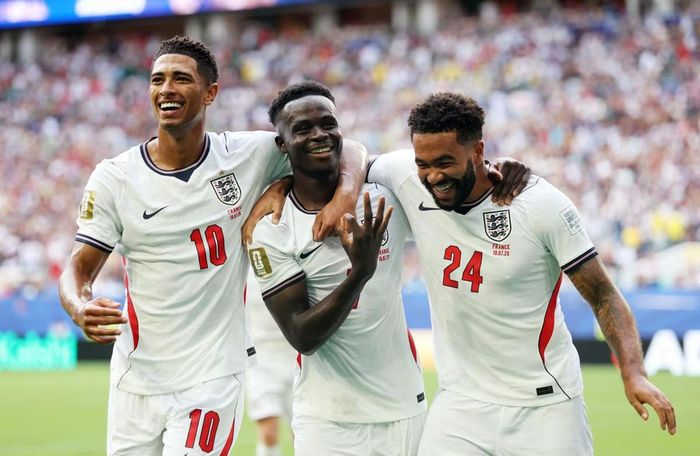 Tiền đạo Bukayo Saka của đội tuyển Anh ăn mừng bàn thắng thứ năm cùng với Jude Bellingham và Reece James. Nguồn: Reuters.