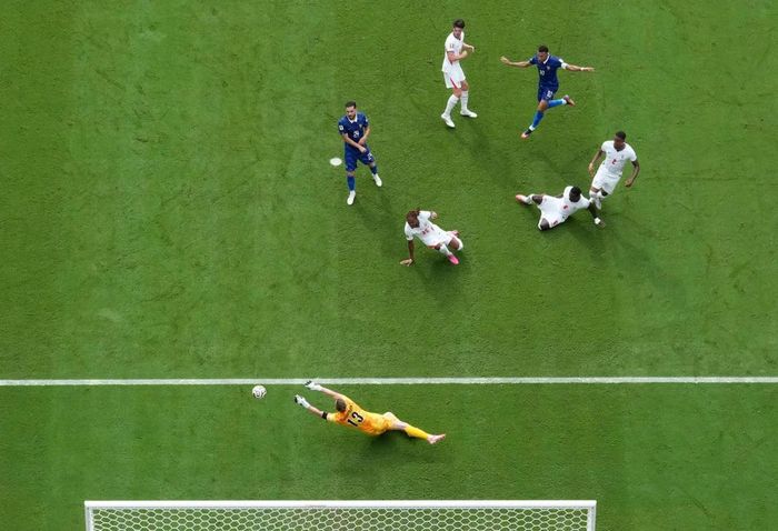 Thủ môn Dean Henderson của đội tuyển Anh cản phá cú sút của Kylian Mbappe của Pháp trong trận tranh huy chương đồng World Cup 2026. Nguồn: Reuters.