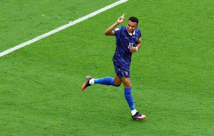 Kylian Mbappe ăn mừng bàn thắng đầu tiên trong trận tranh giải ba World Cup. Nguồn: Reuters.