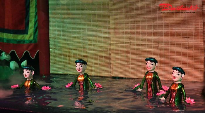 Các tiết mục rối nước được dàn dựng công phu, kết hợp giữa âm nhạc dân gian truyền thống và những sáng tác mới, mang đến cách tiếp cận gần gũi, hiện đại nhưng vẫn giữ được tinh thần của nghệ thuật rối nước Việt Nam.