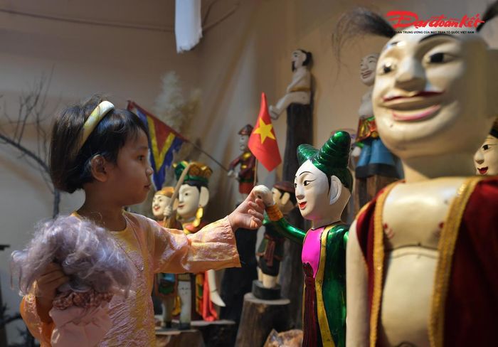 Đến với CADAO Collective, các em nhỏ được trực tiếp chạm, tìm hiểu về loại hình di sản múa rối nước truyền thống.