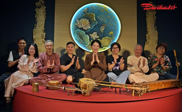 Khán giả chụp hình kỷ niệm cùng các nghệ nhân.