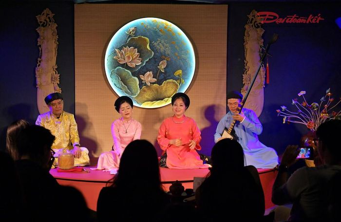 Trong không gian này, nghệ thuật ca trù được trình diễn theo lối hát chơi hào hoa, nhưng vẫn giữ nét hàn lâm, qua sự thể hiện các nghệ nhân gạo cội.