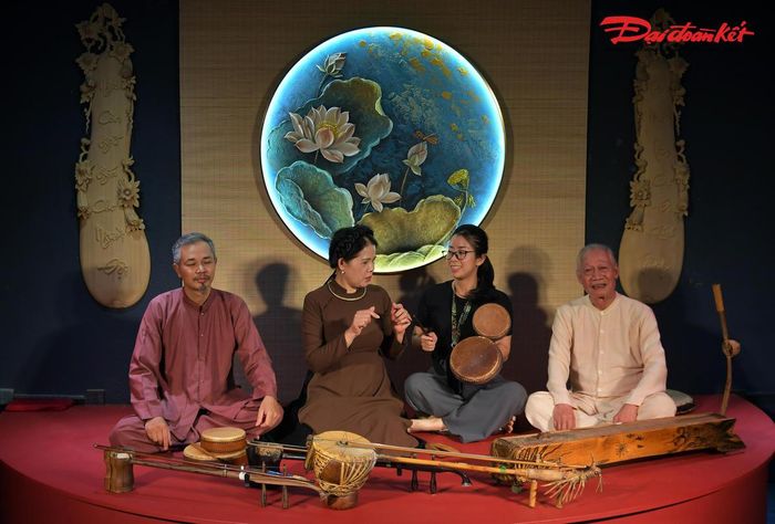 Đến với CADAO Collective, du khách không chỉ được lắng nghe những câu chuyện về hành trình gìn giữ di sản, mà còn có cơ hội tận tay trải nghiệm các nhạc cụ dân tộc, hiểu hơn về giá trị của từng thanh âm đã đồng hành cùng đời sống văn hóa Việt Nam qua nhiều thế hệ.