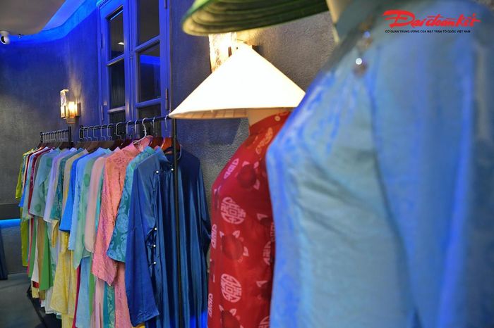 Không gian trưng bày áo dài cũng là "chạm" dừng nghỉ hết sức đặc biệt với du khách bởi vẻ đẹp giản dị mà hết sức tinh tế.