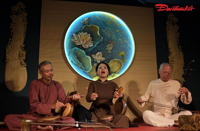 Không gian hát xẩm giới thiệu tới công chúng những làn điệu gắn bó với đời sống phố cổ Hà Nội qua phần trình diễn của NSND Xuân Hoạch, nghệ nhân Tạ Hạnh, nghệ sĩ Trần Koóng.