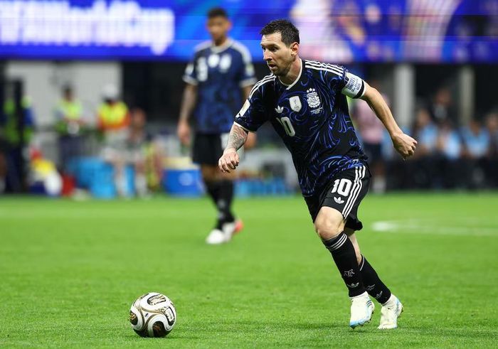 Lionel Messi trong một pha bóng trong trận bán kết gặp Anh. Nguồn: Reuters.