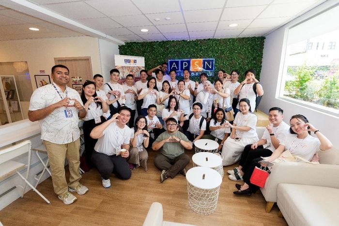 Đoàn đại biểu thanh niên Việt Nam – Singapore trong chuyến thăm và làm việc tại APSN Café for All – mô hình việc làm hòa nhập cho người khuyết tật trí tuệ tại Singapore. Ảnh: PV