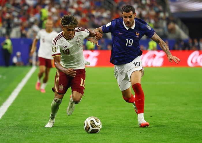 Messi đang tiến rất gần Quả bóng Vàng thứ chín, còn Yamal và Kane chờ màn lật đổ ở chung kết World Cup.