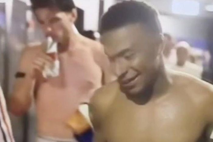 Mbappe được cho là đã đổi áo với Rice sau hiệp một.