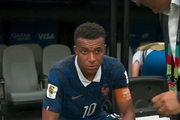 Mbappe ngồi thất thần sau trận đấu.