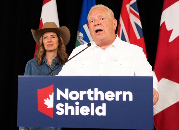 Thủ hiến Ontario Doug Ford phát biểu tại một sự kiện ở Calgary, tỉnh Alberta (Canada), ngày 6/7. Ảnh: Reuters.
