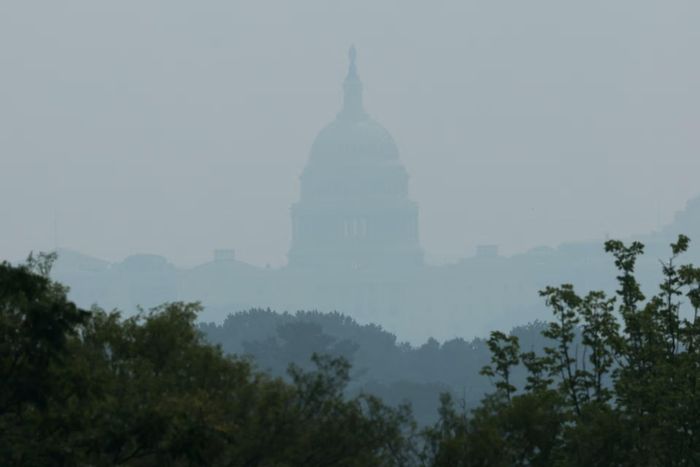 Khói từ các vụ cháy rừng ở Canada bao trùm khu vực tòa nhà Quốc hội Mỹ tại Washington D.C. ngày 17/7. Ảnh: Reuters.