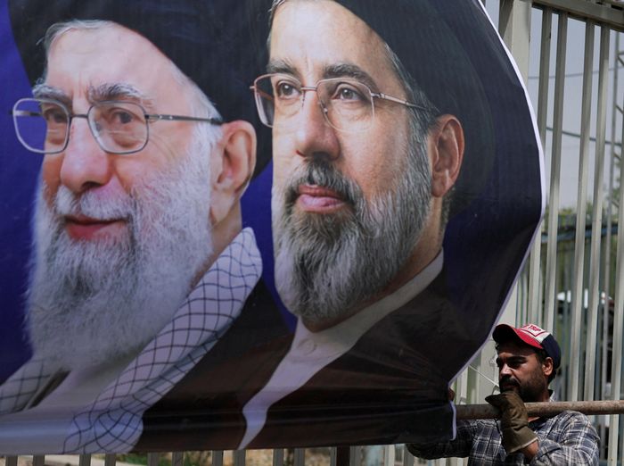 Băng rôn có hình cố Lãnh tụ Tối cao Iran Ali Khamenei (trái) và Lãnh tụ Tối cao Iran Mojtaba Khamenei tại thủ đô Tehran (Iran) ngày 2/7. Ảnh: Reuters.