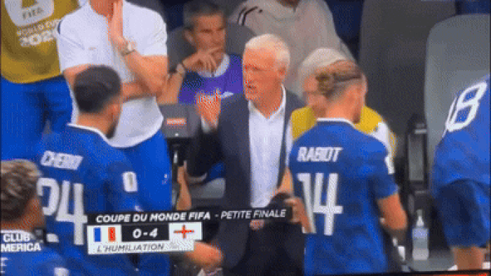 Deschamps và Cherki lại tạo khoảnh khắc căng thẳng.