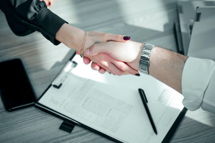 Trước khi hoàn thành thủ tục kí hợp đồng, người lao động cần lưu lại các tài liệu liên quan để xác thực, đối chiếu thông tin khi cần. Ảnh: Pexels.