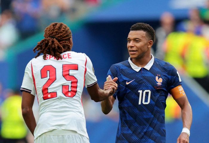Trận tranh hạng 3 World Cup 2026, khi Anh đánh bại Pháp với tỉ số 6-4, trở thành "trận cầu điên rồ nhất lịch sử". Thế trận xoay chuyển, cơn mưa bàn thắng cùng những khoảnh khắc kỳ lạ của các cầu thủ trong và sau trận khiến khán giả đi từ bất ngờ này đến ngạc nhiên khác. Trong hiệp 1, "Tam sư" áp đảo với 4 bàn thắng - diễn biến nằm ngoài dự đoán khi hai đội bóng được đánh giá ngang tài. Bước vào hiệp 2, Pháp thi đấu mạnh mẽ hơn và có thời điểm bám đuổi sát sao với tỉ số 3-4. Từ một trận đấu được coi là "an ủi" và các cầu thủ được cho không mấy hứng thú, màn so tài giữa Anh và Pháp cuối cùng lại đem đến kết quả lạ lùng.