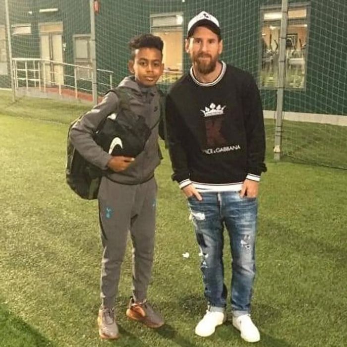  Lamine Yamal, thời điểm đang nằm trong tầm ngắm của Barcelona, chụp hình cùng Messi vào năm 2017. Ảnh: X. 