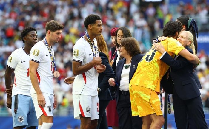 Theo Sky Sports, Mainoo ngày càng cảm thấy chán nản trong suốt hơn một tháng tập trung cùng đội tuyển. Nguồn tin này cho biết tiền vệ trẻ nhận ra vị trí của mình trong thứ tự ưu tiên của ban huấn luyện và rơi vào trạng thái mất động lực. Ảnh: Reuters.