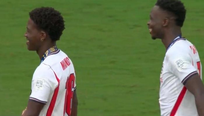 Nhiều CĐV Manchester United và tuyển Anh ghi lại khoảnh khắc Mainoo nở nụ cười sau trận tranh hạng ba giữa Anh và Pháp. Người bắt đầu là Bukayo Saka, hai cầu thủ trò chuyện một lúc và kết thúc bằng nụ cười vui vẻ.