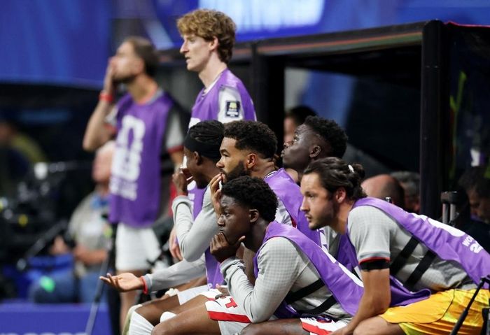Truyền thông Anh cho biết sau trận mở màn vòng bảng, Thomas Tuchel từng cân nhắc sử dụng Mainoo thay cho Declan Rice chưa đạt thể trạng tốt nhất. Tuy nhiên, màn thể hiện trên sân tập không đủ thuyết phục khiến tiền vệ sinh năm 2005 mất dần cơ hội. Ảnh: Reuters.