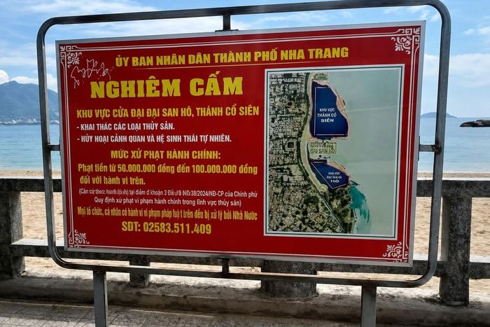 Biển cấm du khách hai thác các loại thủy sản. Ảnh: Việt Hùng.