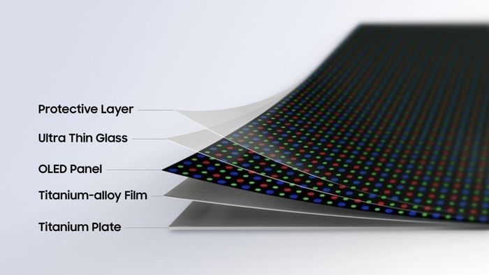 Galaxy Z Fold8 và Z Fold8 Ultra sẽ sử dụng màn hình gập Flex Titanium mới nhất của Samsung. Nhờ cấu trúc kết hợp màng hợp kim titan siêu mỏng và tấm titan tăng cường ổn định, công nghệ này giúp màn hình mỏng, bền và tiêu thụ ít năng lượng hơn. Hãng cũng hứa hẹn Flex Titanium giúp giảm tối đa vết gấp, nhược điểm phổ biến nhất trên smartphone gập. Ảnh: Samsung Display.