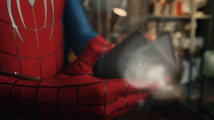 Ngày 15/6, Samsung hé lộ những thiết bị mới trong teaser phim Spider-Man: Brand New Day. Theo The Verge, đoạn video xuất hiện cảnh Người Nhện lấy một chiếc điện thoại gập từ máy in 3D rồi mở ra như cuốn sách, dù rất khó thấy rõ thiết kế sản phẩm do hiệu ứng chói sáng. Đây có thể là Z Fold8 với tỷ lệ mới, do 2 thiết bị còn lại trong teaser dùng thiết kế cũ và nhìn khá rõ. Ảnh: Samsung.