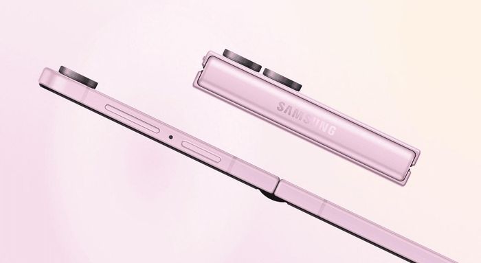 Với Galaxy Z Flip8, ảnh rò rỉ cho thấy thiết kế sản phẩm không có nhiều thay đổi so với bản tiền nhiệm. Máy dự kiến trang bị pin 4.300 mAh, camera selfie 10 MP, 2 camera ngoài gồm camera chính 50 MP và camera góc siêu rộng 12 MP, không thay đổi so với Z Flip7. Ảnh: Evan Blass.