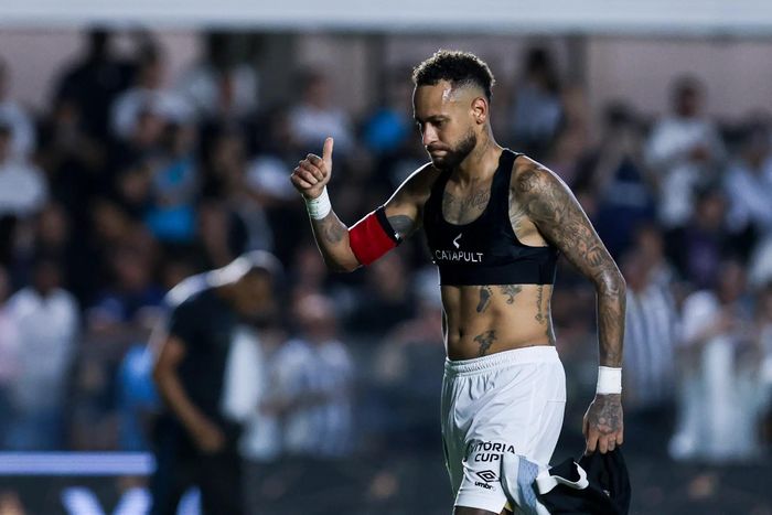 Neymar mặc áo gắn cảm biến GPS. Thiết bị đeo này thu thập dữ liệu vận động và thể lực để phục vụ phân tích chiến thuật, quản lý tải luyện tập. Ảnh: BBC.