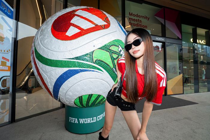 Mùa World Cup 2026 đang đi đến hồi kết, song dấu ấn văn hóa, thời trang vẫn có khả năng tồn tại lâu dài, tạo sức ảnh hưởng từ đường phố đến mạng xã hội. Khi trái bóng lăn trên sân cỏ, những chiếc áo đấu cũng phấp phới nơi khán đài. Đó không chỉ là hình ảnh xuất hiện tại những quốc gia đăng cai World Cup năm nay như Mỹ, Mexico hay Canada, mà còn lan tỏa khắp nơi trên thế giới.