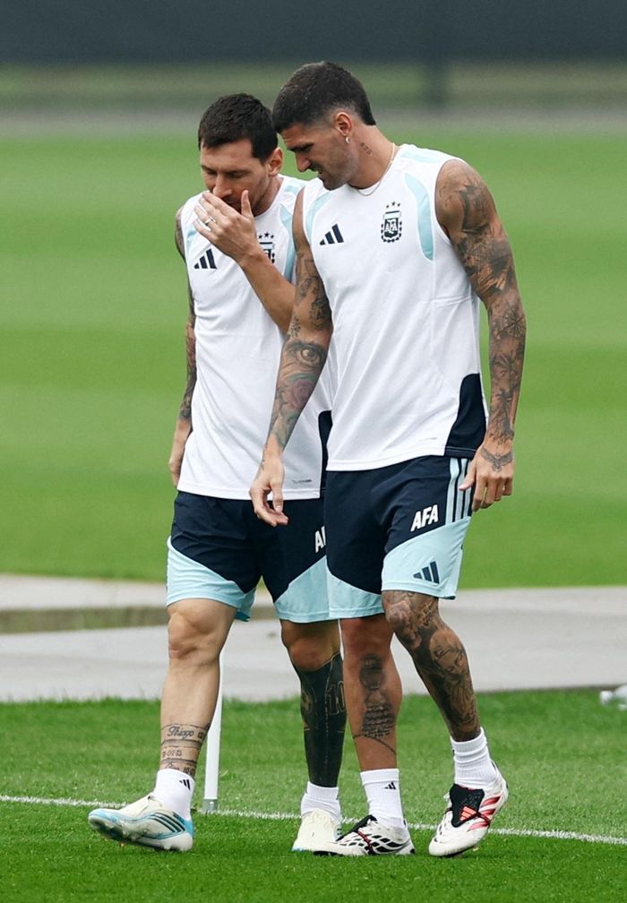 De Paul theo sát đàn anh Messi. Đó cũng là lý do cầu thủ này được mọi người gọi vui là "cần vệ" của đội trưởng tuyển Argentina.