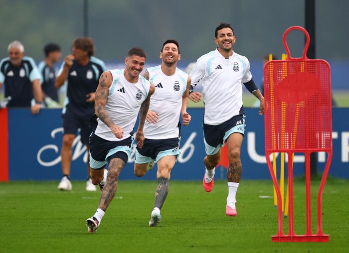 Mạng xã hội không ngừng chia sẻ loạt ảnh bộ ba Lionel Messi, Rodrigo De Paul và Leandro Paredes cười đùa vui vẻ trong khi tập luyện vào ngày 18/7.