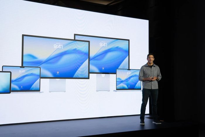 John Ternus, người sắp nhậm chức CEO Apple vào ngày 1/9, giới thiệu dòng máy tính Mac của công ty. Ảnh: Bloomberg.