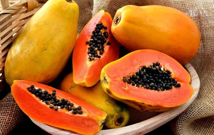 Đu đủ là một trong những thực phẩm rất giàu canxi, ngon ngọt, dễ ăn với trẻ nhỏ. Ảnh: Shutterstock.