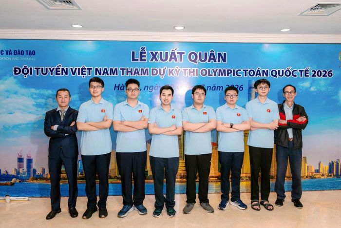 Các học sinh và giáo viên dẫn đoàn trong lễ xuất quân tham dự IMO 2026. Ảnh: Moet.