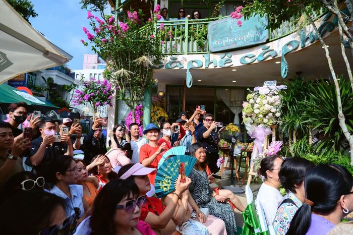 Lượng khách đến đông kín vào ngày mở bán đầu tiên 18/7.