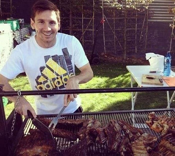 Messi từng rất thích ăn pizza, nước ngọt có ga, đồ chiên rán và các bữa thịt nướng kiểu Argentina (asado) nhưng giờ đã từ bỏ. Ảnh: Instagram.